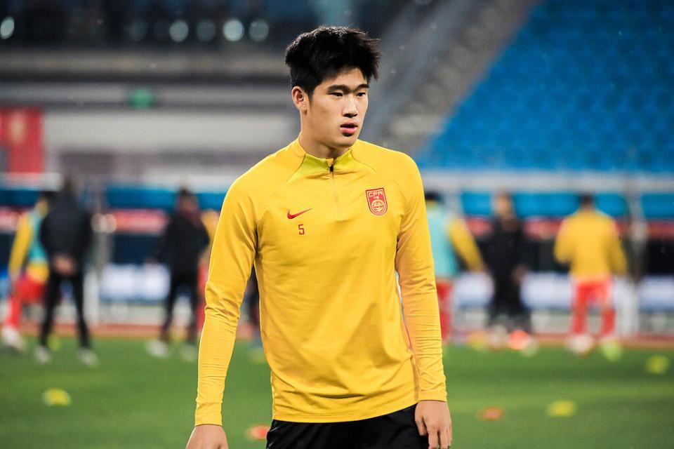 范晓冬怒怼亚泰年轻球员私生活乱象，国足主帅话题再起，中超逆境下贺一然送绝平