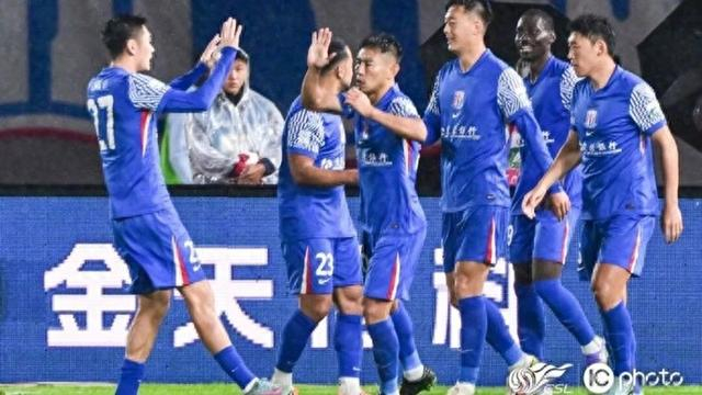 申花28轮拼搏逼近榜首！米内罗路易斯复出联赛咬紧海港成都蓉城