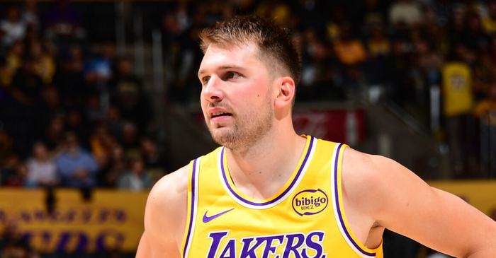 东契奇手指扭伤，湖人首战国王成疑，NBA新赛季初战引爆争议