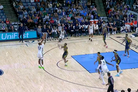 NBA灰熊第三节火力全开，科沃德单节15分助球队领先步行者19分