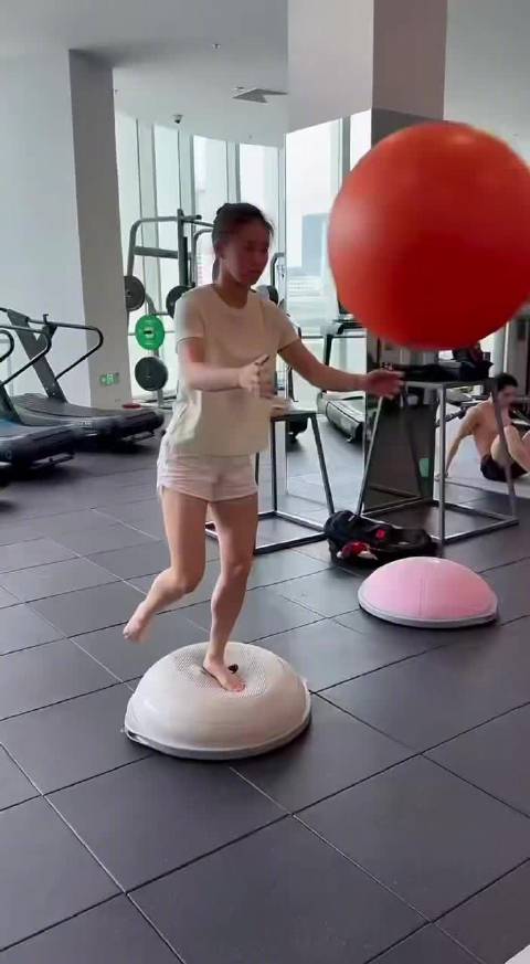 曼联2-1逆转英超豪强，阿莫林与莱万多夫斯基的较量点燃全场