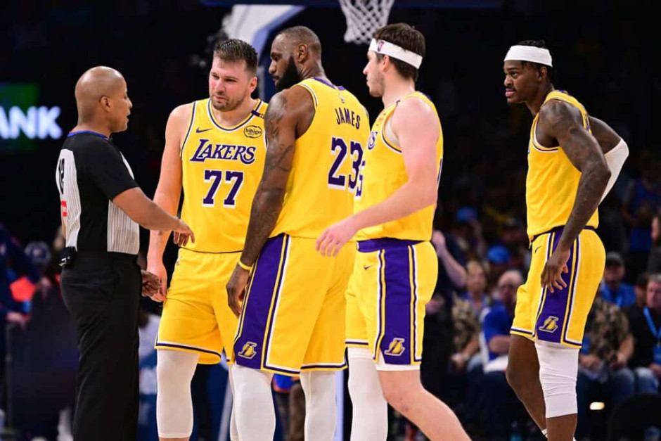 拉文成疑，东契奇孤军奋战？湖人国王首发名单预测与首战较量解析