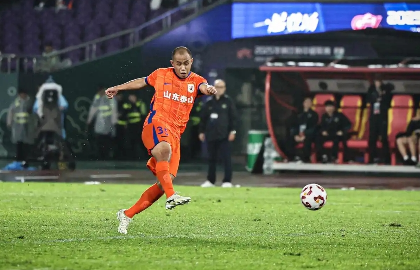 山东泰山主场战上海海港，李小恒首发谢文能坐替补，引发中场隐忧