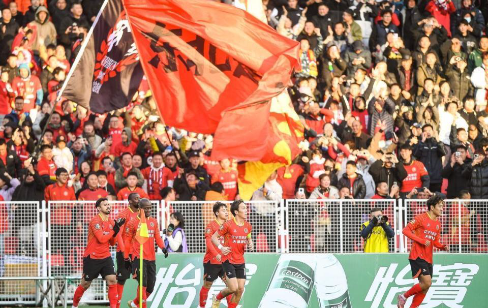 辽宁铁人李金羽带队中甲夺冠！提前2轮锁定升超资格，稳扎稳打再现国足传奇