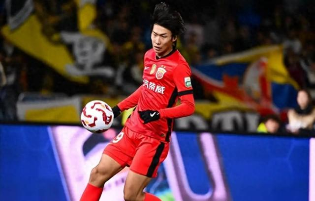 中超争冠21分激战，上海海港1比3不敌泰山，王燊超关键失误暴露隐患