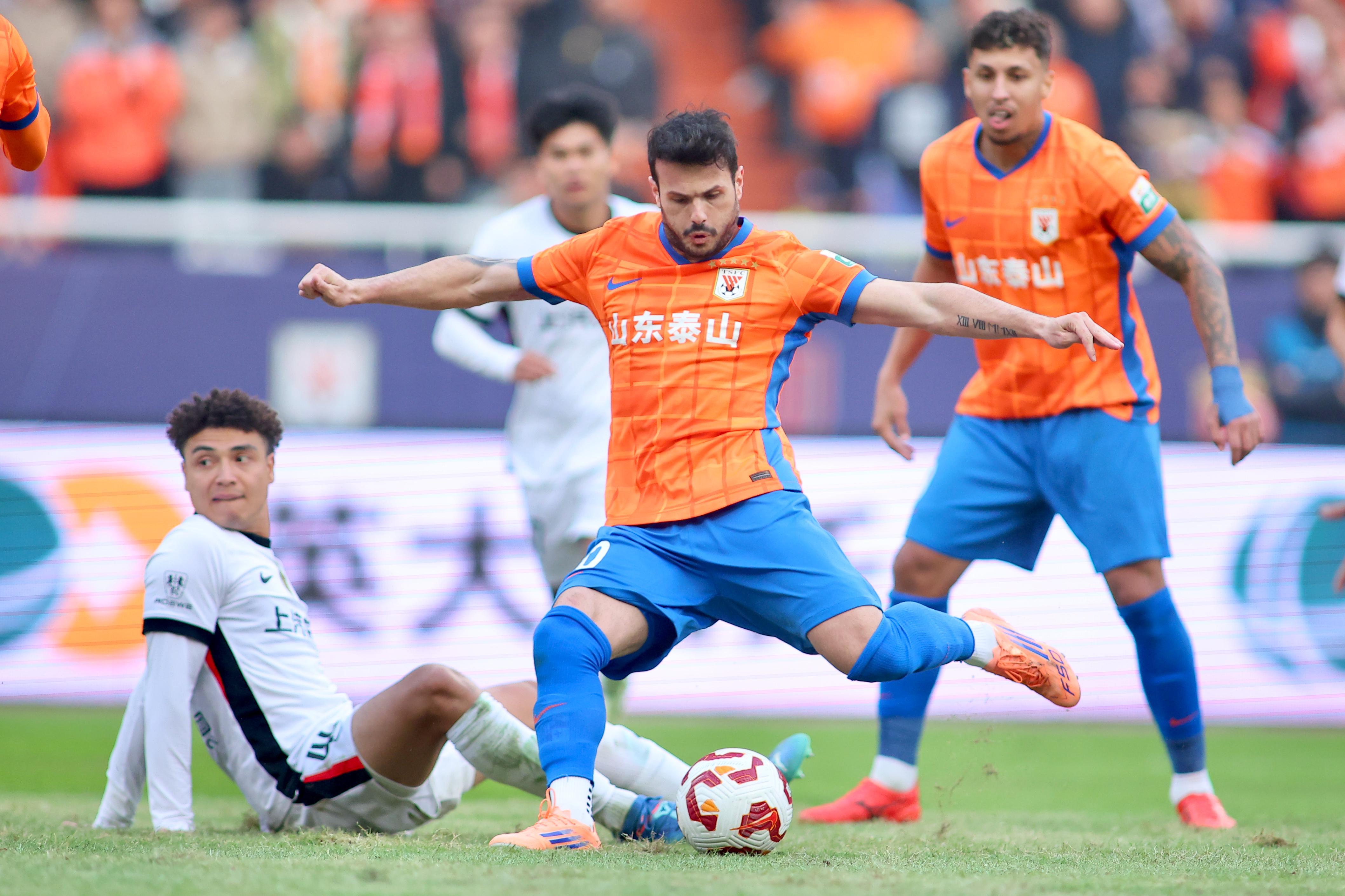 卡扎伊什维利两球助山东泰山3-1逆转海港，中超战火再起