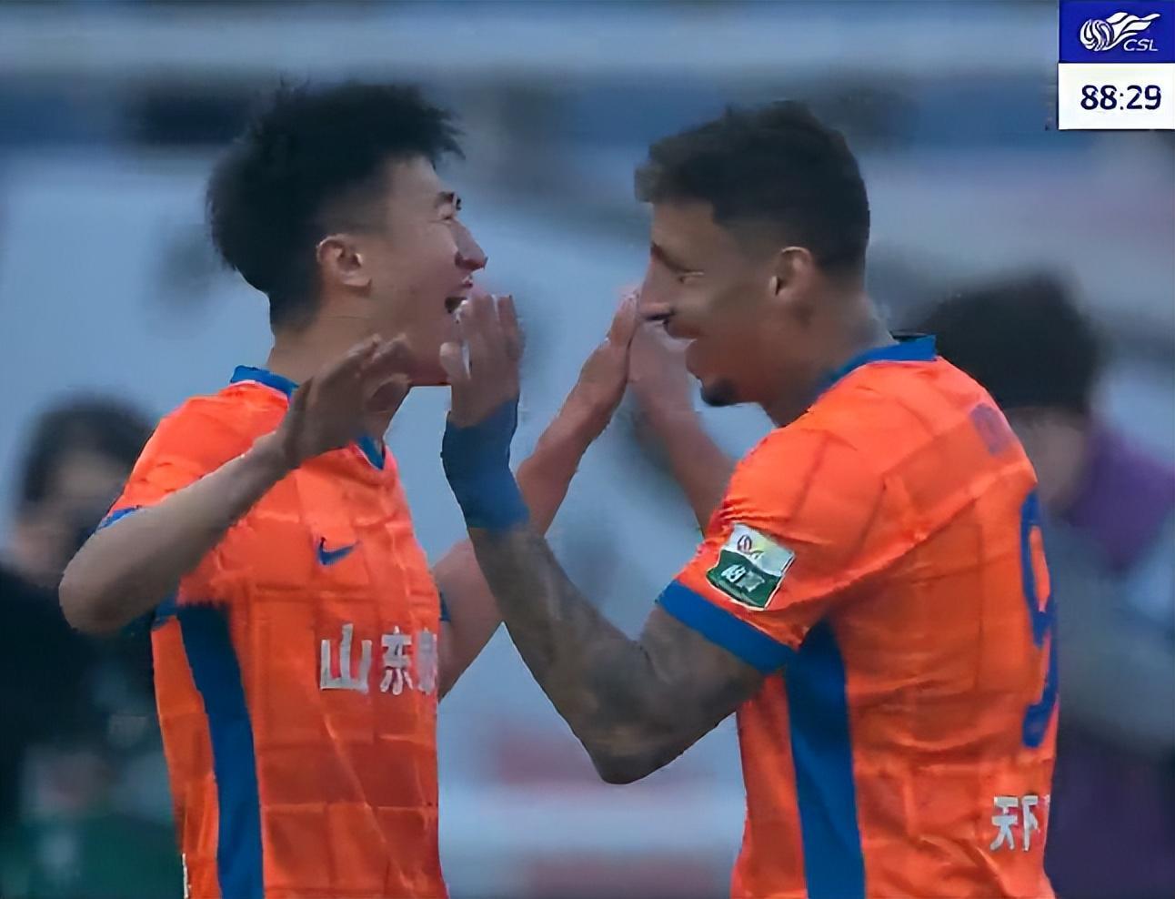 中超28轮山东泰山3-1逆转上海海港，韩鹏换人点燃比赛反转