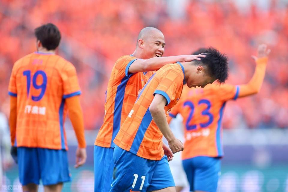 韩鹏率山东泰山3-1逆转海港！中超争冠格局再掀波澜