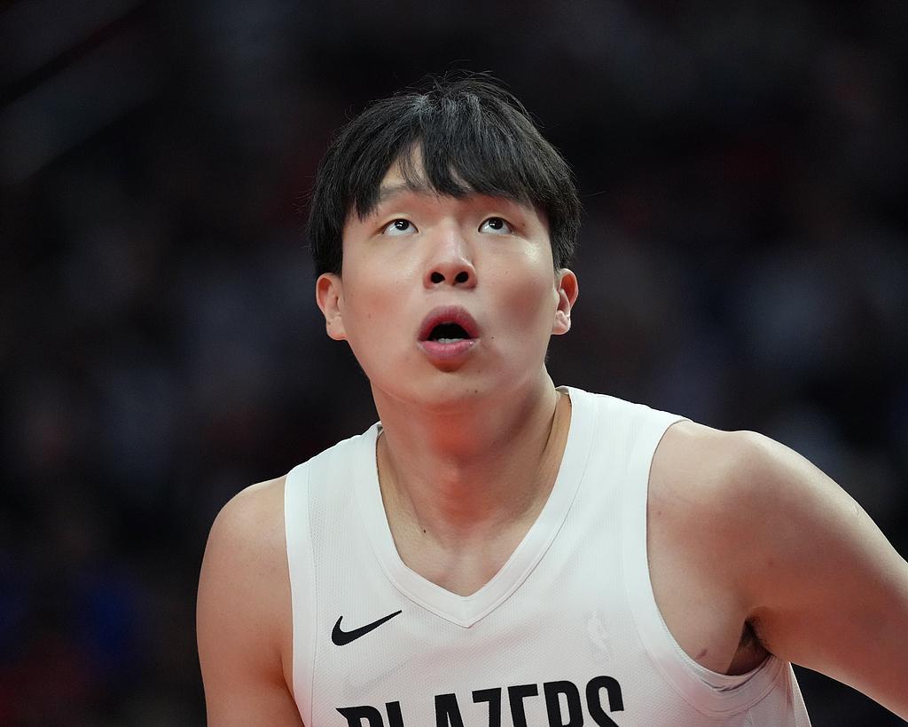 杨瀚森NBA季前赛高光难掩实战争议，国内新星留洋路多元挑战