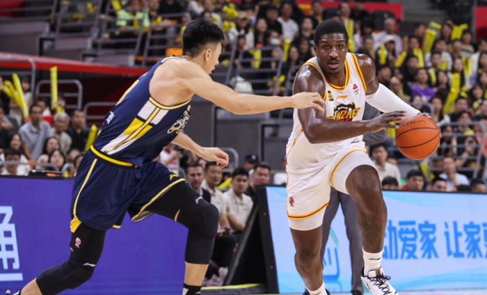 佩里上赛季场均25分被深圳裁掉，今投北控再遇挑战CBA撕裂战