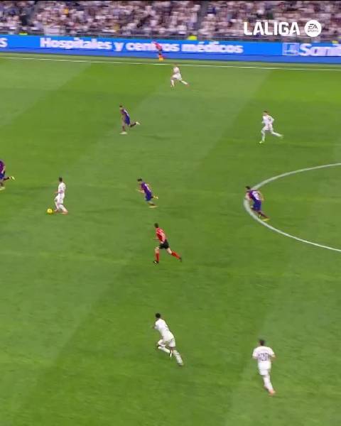 国家德比再掀狂潮：皇马逆转绝杀，巴塞罗那无力回天