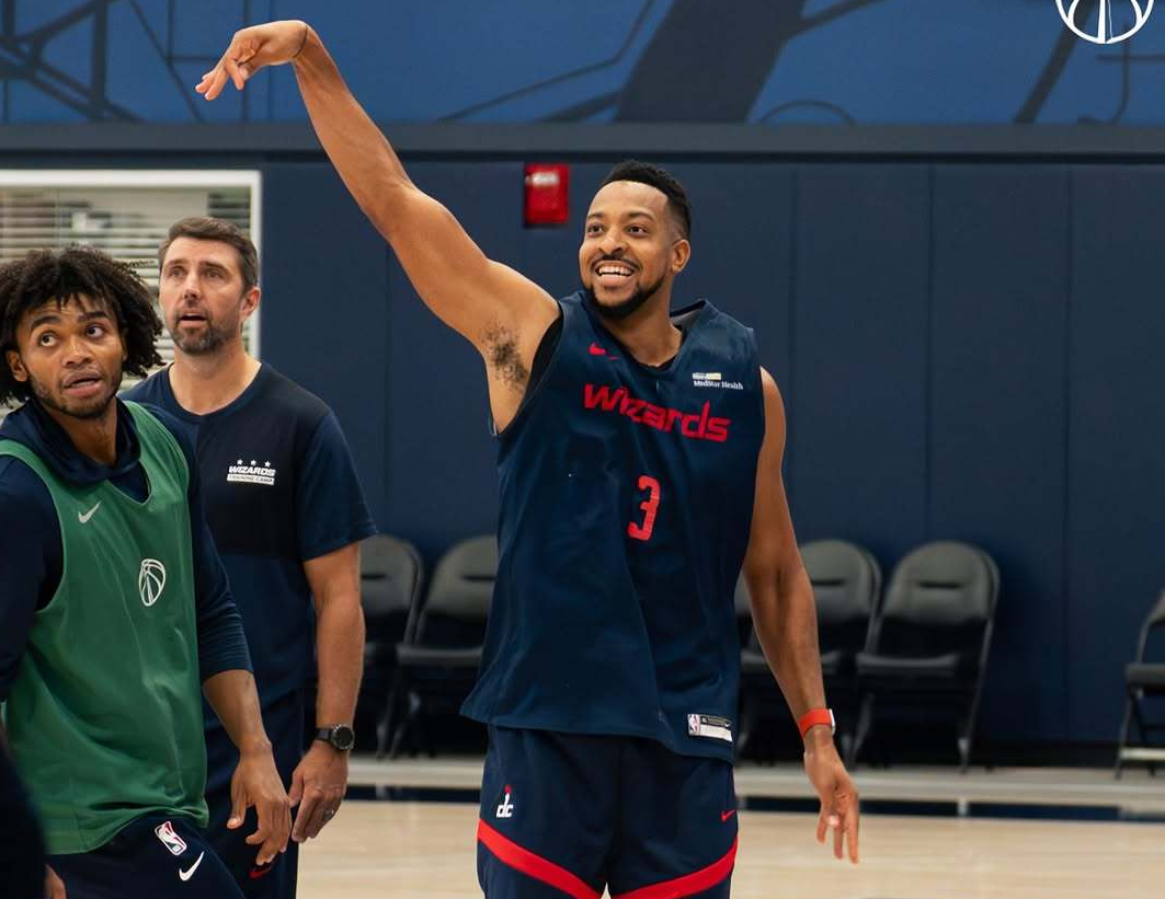 NBA奇才对黄蜂125-121，麦科勒姆与詹姆斯表现引爆全场