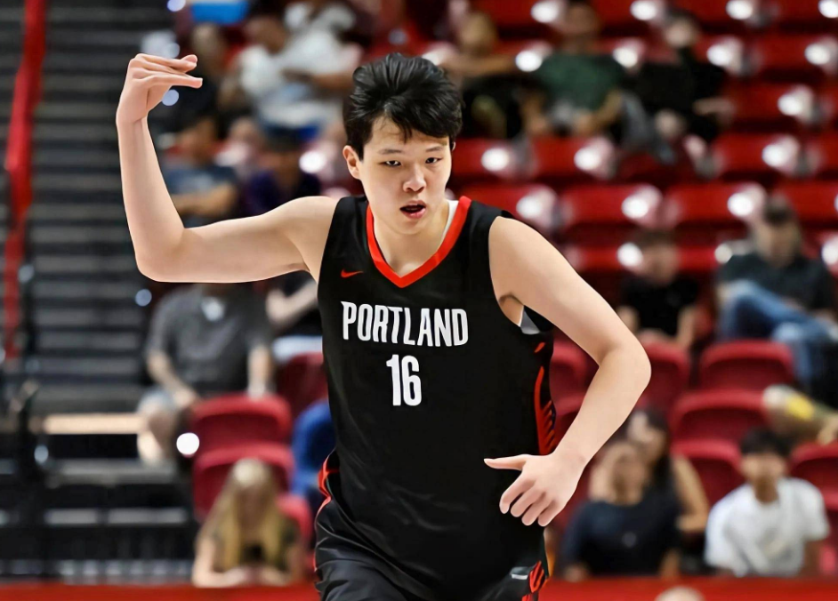 杨瀚森英语磕磕绊绊引热议，NBA适应战遭质疑，杨毅直怼：这怂样咋打英超？