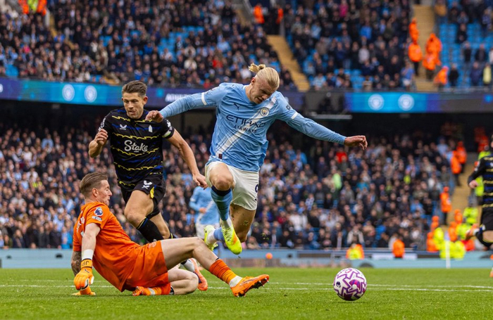 曼城客场2-0维拉稳健取胜，英超积分榜再添三分