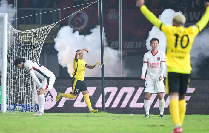 中超争冠降温！上海海港被泰山3-1逆转，蓉城2-2绝平西海岸仍落后1分