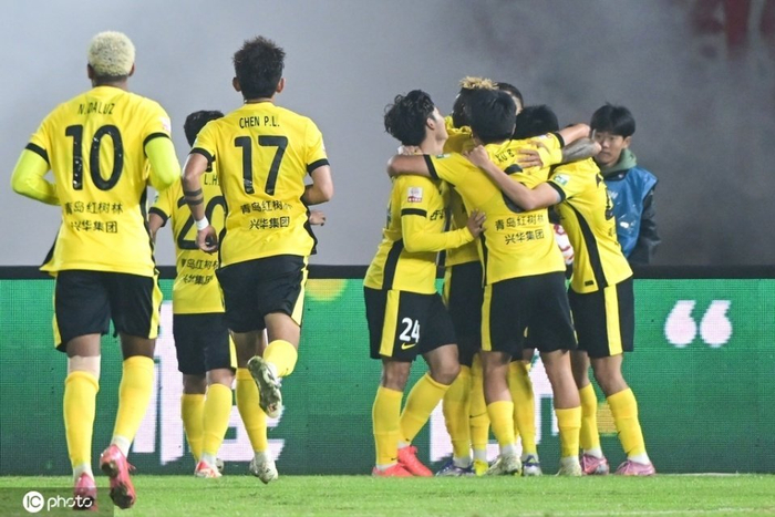费利佩终场10分钟连轰两球！青岛市中超2-2成都蓉城，戴维森却成最大功臣