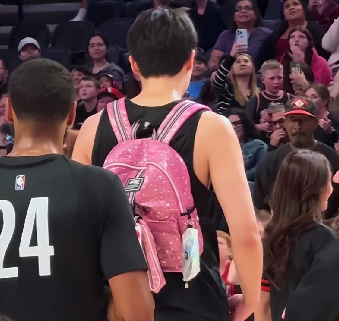 杨瀚森背熟粉色书包，开拓者三连客惹恼快船湖人，NBA血战一触即发