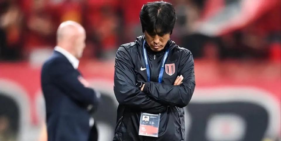 成都蓉城绝佳反超良机被青岛西海岸拖住，戴维森两球难救主！中超争冠更加血腥激烈