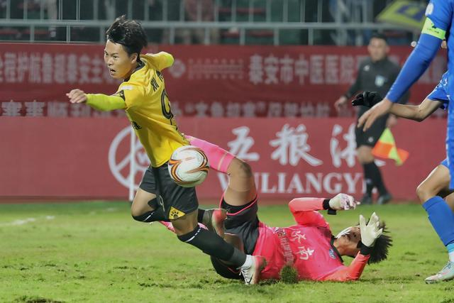 泰山城建18射仅0进球，白云飞射门煎熬难破济南防线