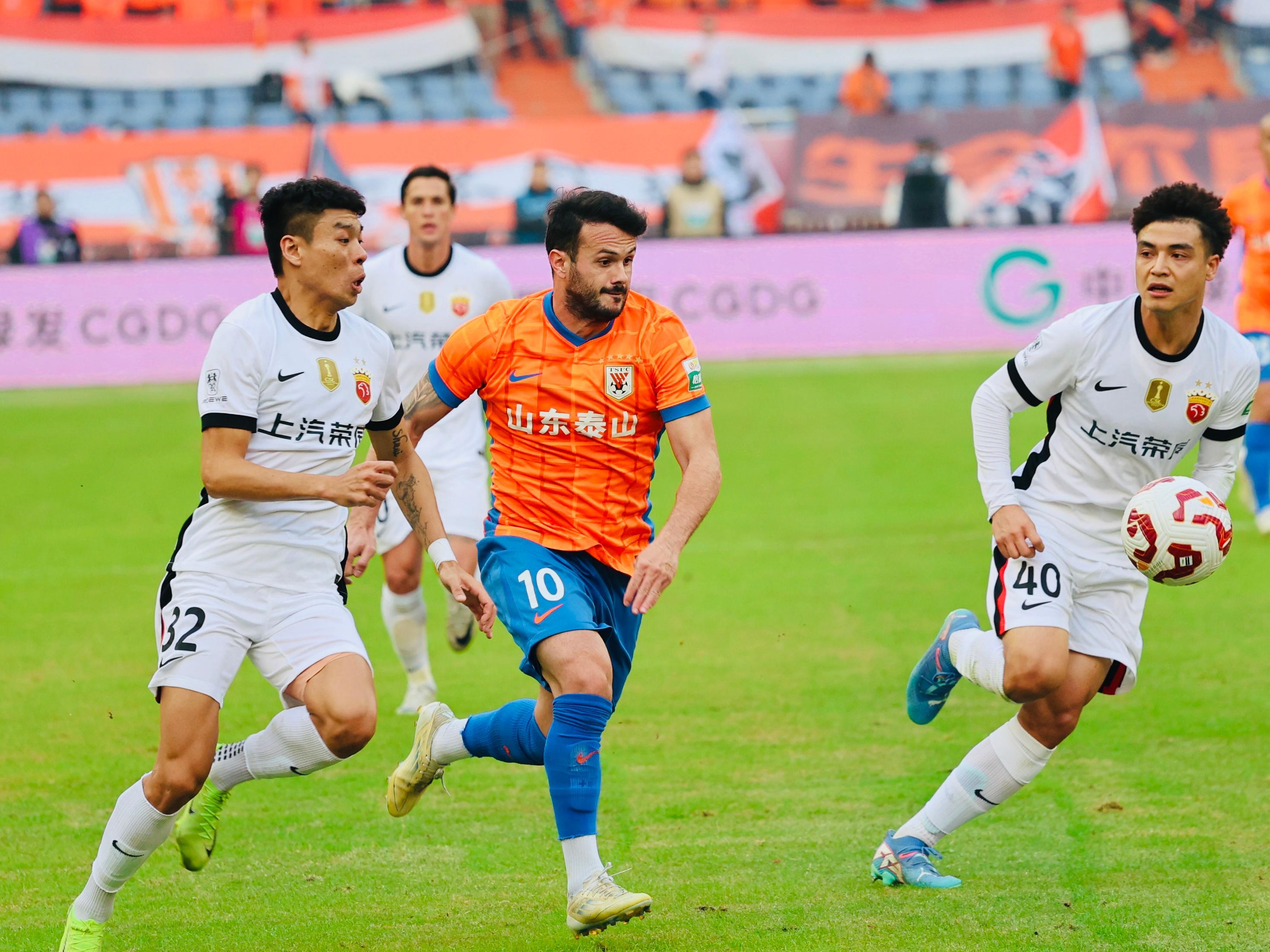 国安被青岛海牛4-2逆转,申花2-2憾平,联赛保级和争冠悬念激烈