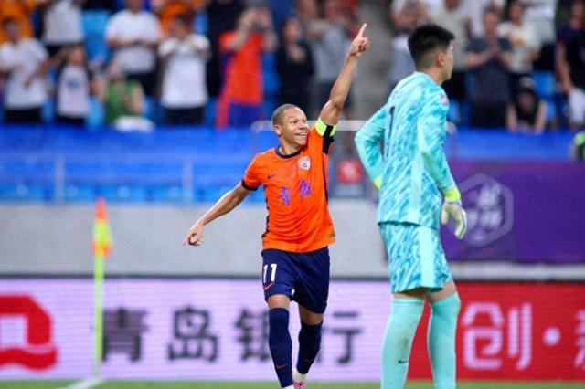 青岛海牛客场4比2逆袭北京国安，萨里奇帽子戏法终结6场魔咒