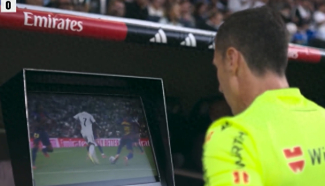 索托裁判又刷争议！国家德比维尼修斯点球吃扁，巴塞罗那死守惊险一分