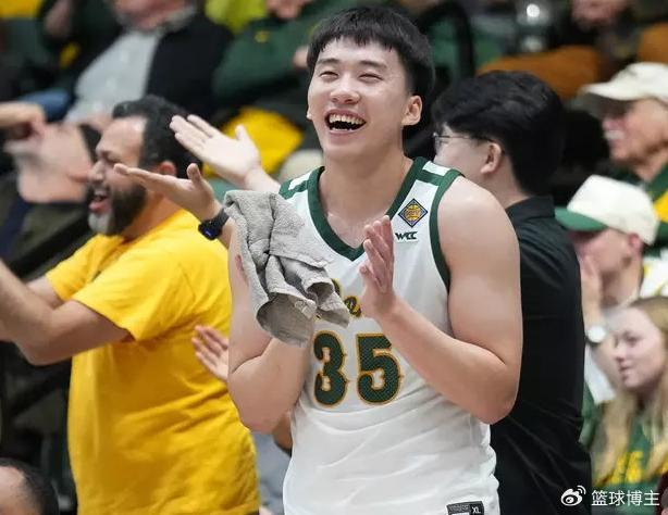 王俊杰成旧金山大学主力锋线，NCAA季前赛砍23分难救主