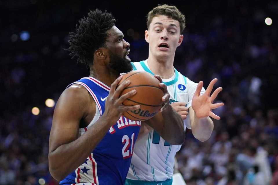 NBA76人125-121险胜黄蜂，米勒伤退成转折点，格莱姆斯三分绝杀燃爆全场