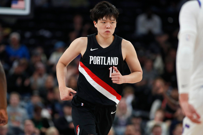 杨瀚森NBA试训遭嘲讽三分却成杀手锏，这才是真实的NBA铁血试炼