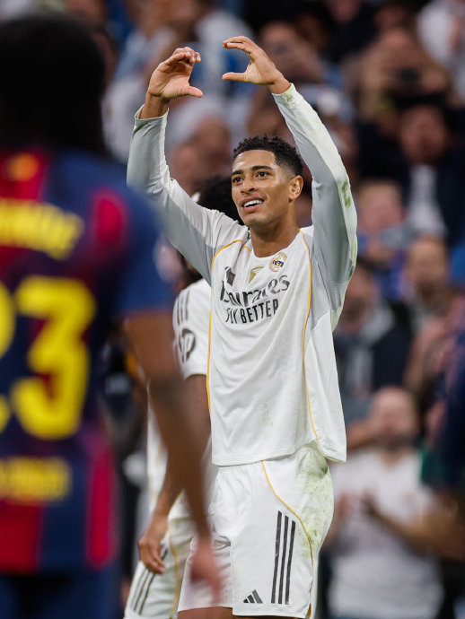 巴塞罗那与皇马经典对决回顾：联赛传奇再燃火花