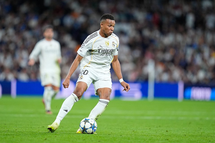 姆巴佩8场狂轰11球戳穿巴萨防线，皇马四连败真让人愤怒！