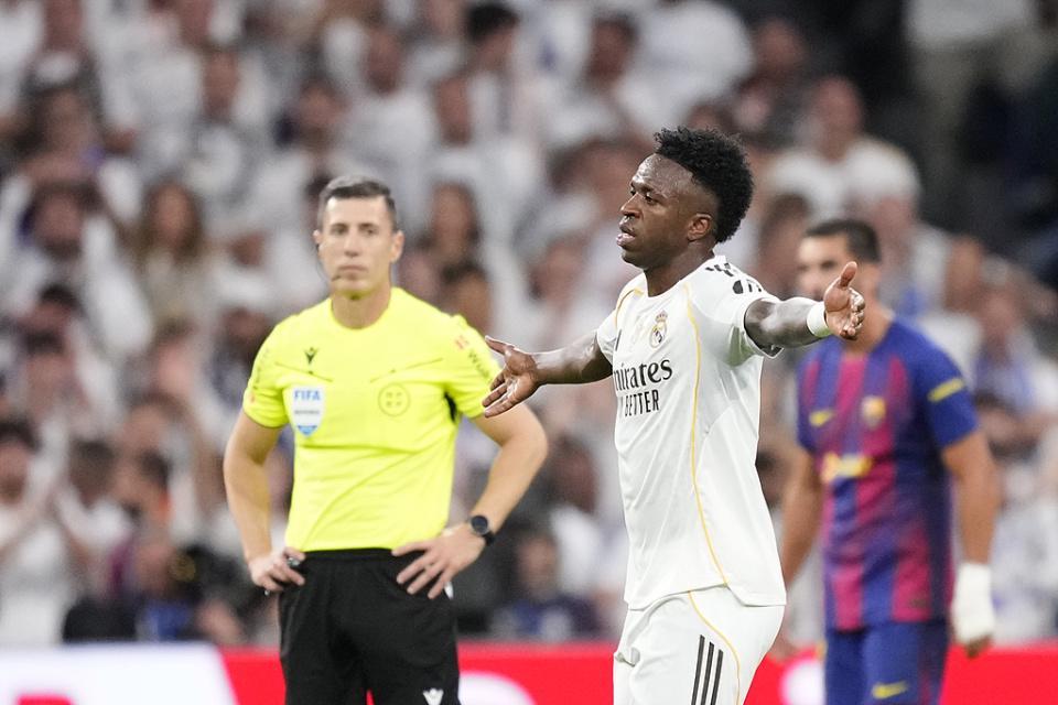 皇马2-1巴萨终结4连败，维尼修斯换下怒怼阿隆索替补席风波曝光