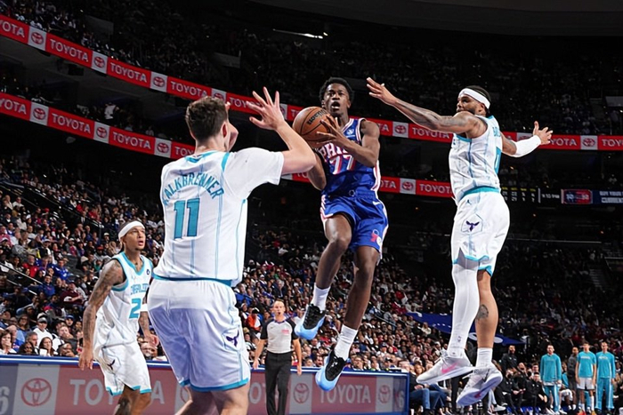 NBA76人探花郎VJ埃奇库姆两场轰15+，传球能力出色防守能力惊人！最佳新秀争夺添猛将