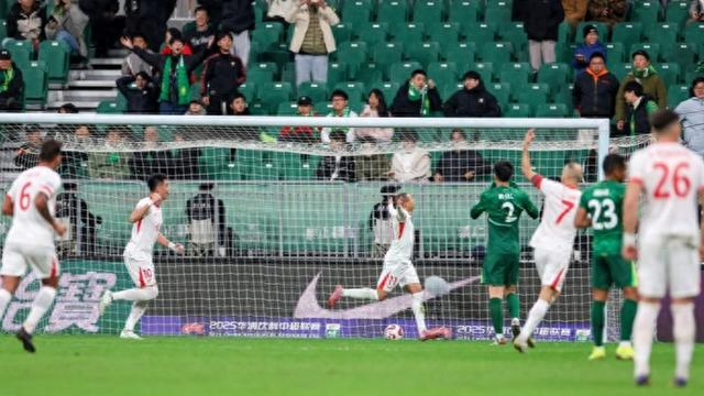 北京国安4比2惨败青岛海牛，连续送分改写中超保级格局