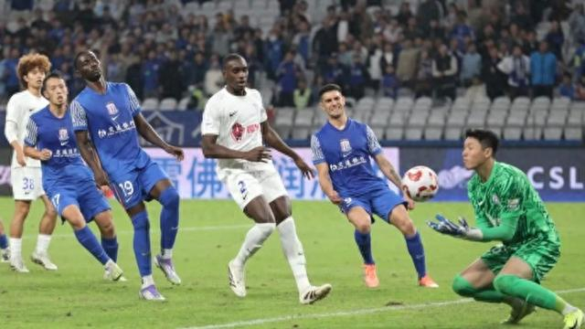 中超争冠关键战爆大冷！上海申花被英博逼平，海港惨败山东泰山