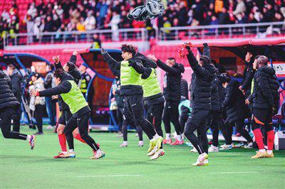 辽宁铁人逆袭，2025赛季4比2击败重庆铜梁龙，时隔8年重返中超