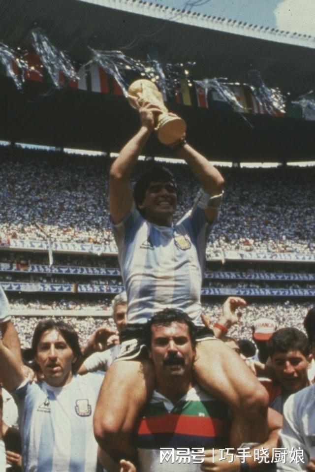1986年世界杯经典瞬间：阿根廷罗伯托扛起马拉多纳成为传奇