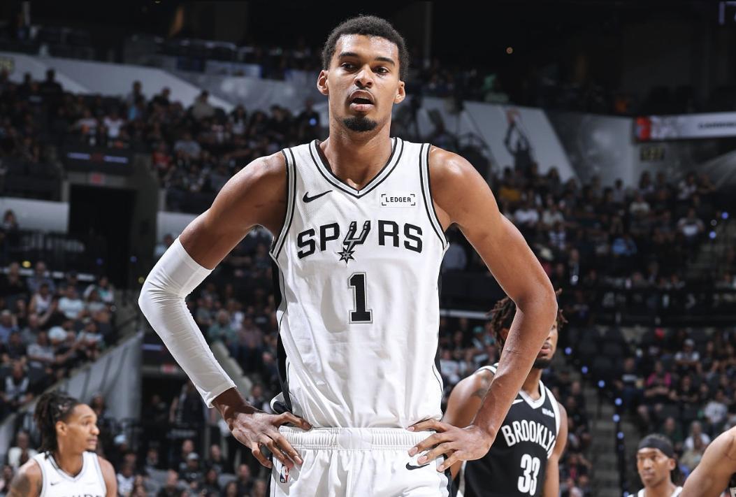 文班亚马狂飙三连胜！马刺118-107篮网，克拉克斯顿防守崩盘