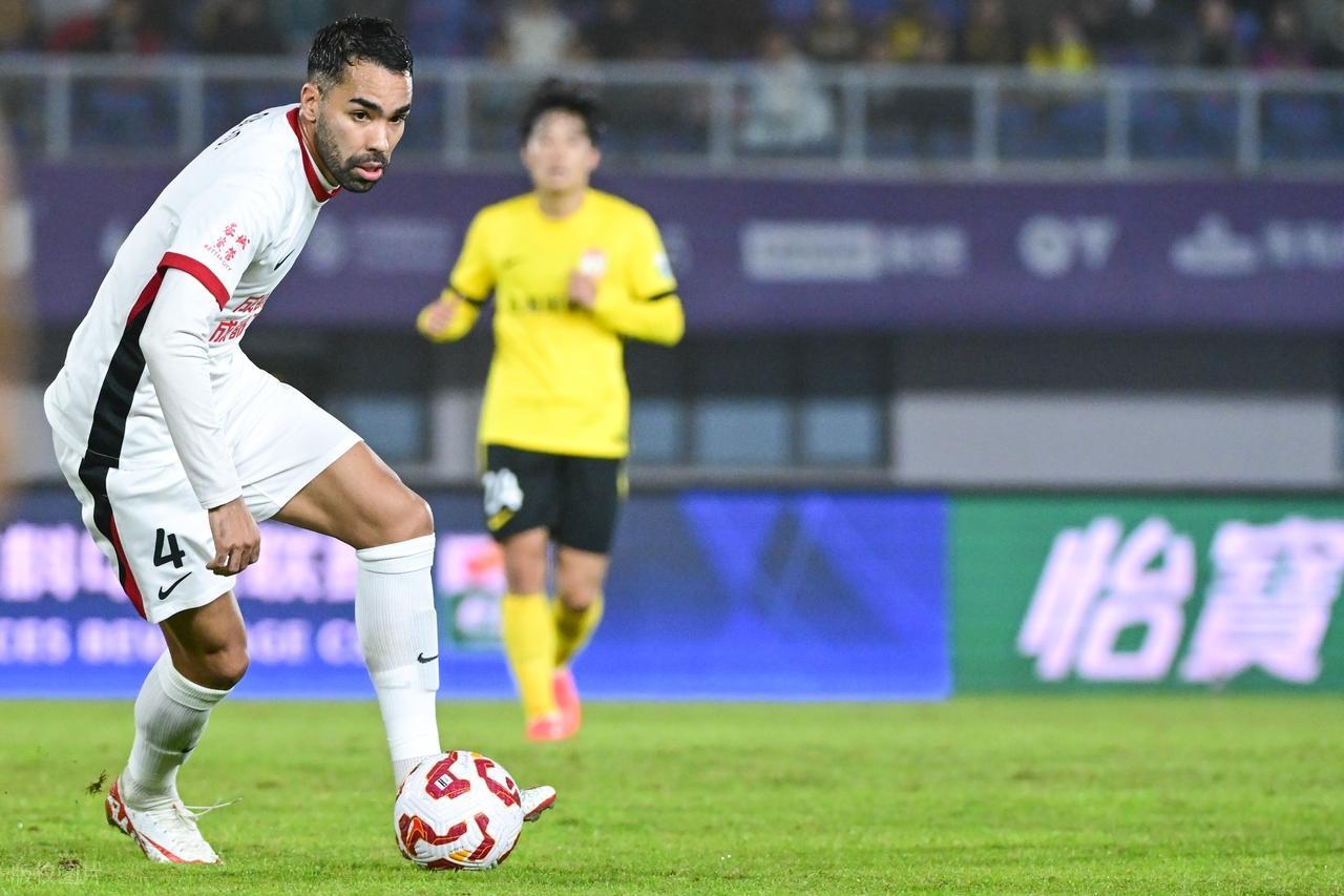 中超28轮：成都蓉城2-2被青岛西海岸逼平，水货德尔加多失误成争冠大敌