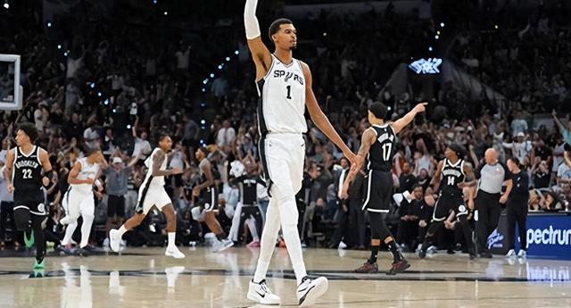 马刺新赛季猛虎出笼！文班亚马狂砍100分，波波维奇迎来第1390胜