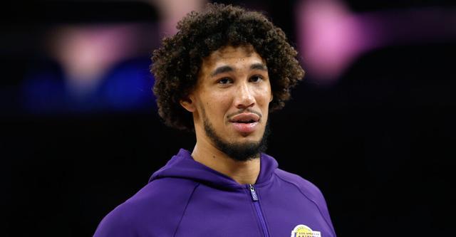 海斯左膝伤情再添变数，湖人9人阵容挑战国王，季前总冠军梦想受考验