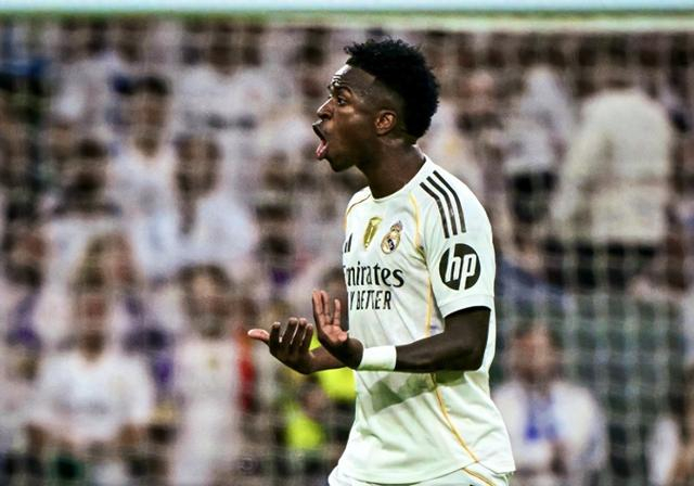 维尼修斯怒怼阿隆索，皇马2-1力克巴萨背后的换人风暴