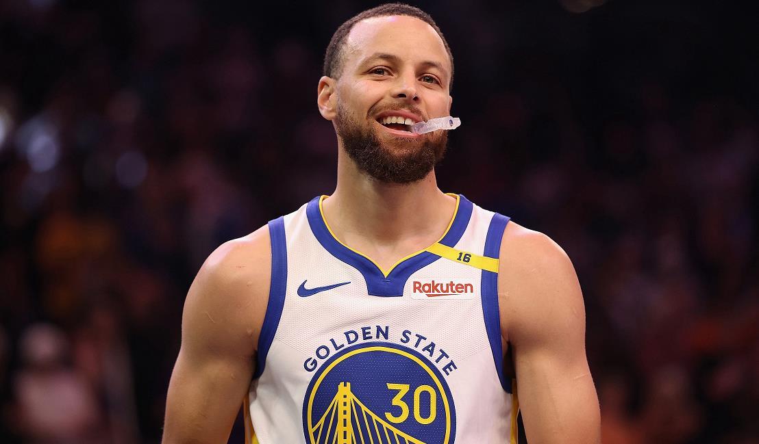 湖人首战告负勇士，库里开局创生涯新高罚球率引争议