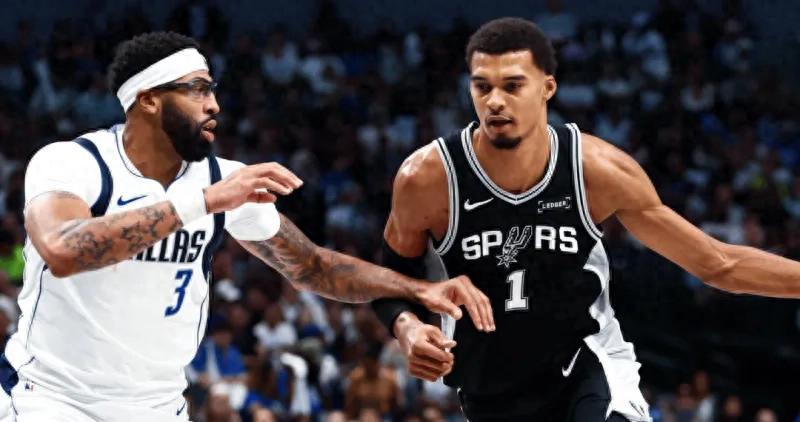 文班亚马40分狂虐浓眉！马刺125-92碾压独行侠，联赛新“邓肯”绝杀重建