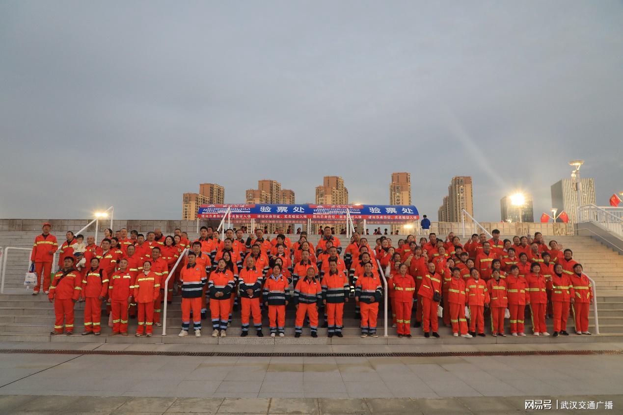 武汉三镇1:2告负中超赛场，环卫工人变小球童温暖现场