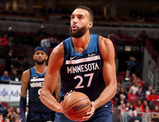 戈伯特狂刷19篮板！森林狼险胜步行者，NBA赛场激烈连线