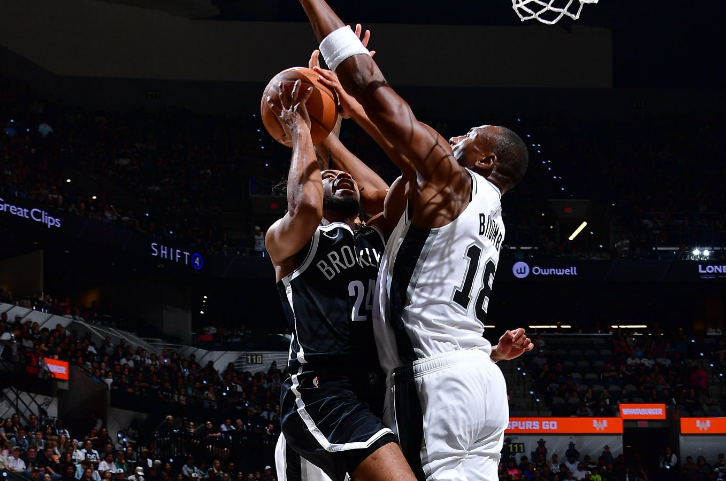 篮网0胜3负惨淡开季，托马斯砍40分难救主惨遭马刺118-107碾压