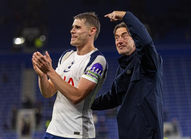 英超热刺3-0大胜埃弗顿，范德芬双响萨尔头球成亮点