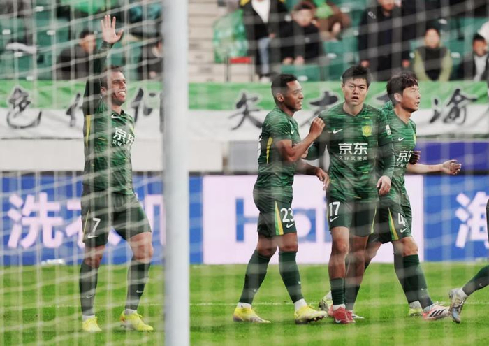 中超联赛风云变幻，北京国安2比4惨败青岛海牛，保级路悬念再起