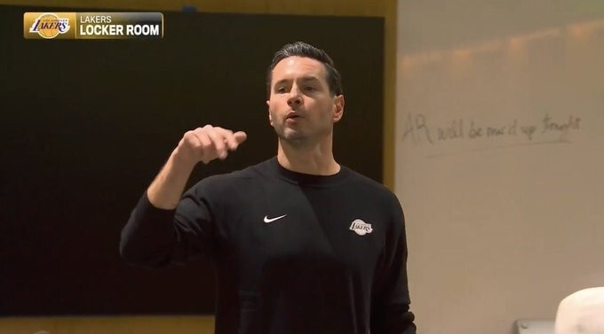 里夫斯戴麦克风成焦点，湖人靠东契奇49分25分双星戏耍森林狼